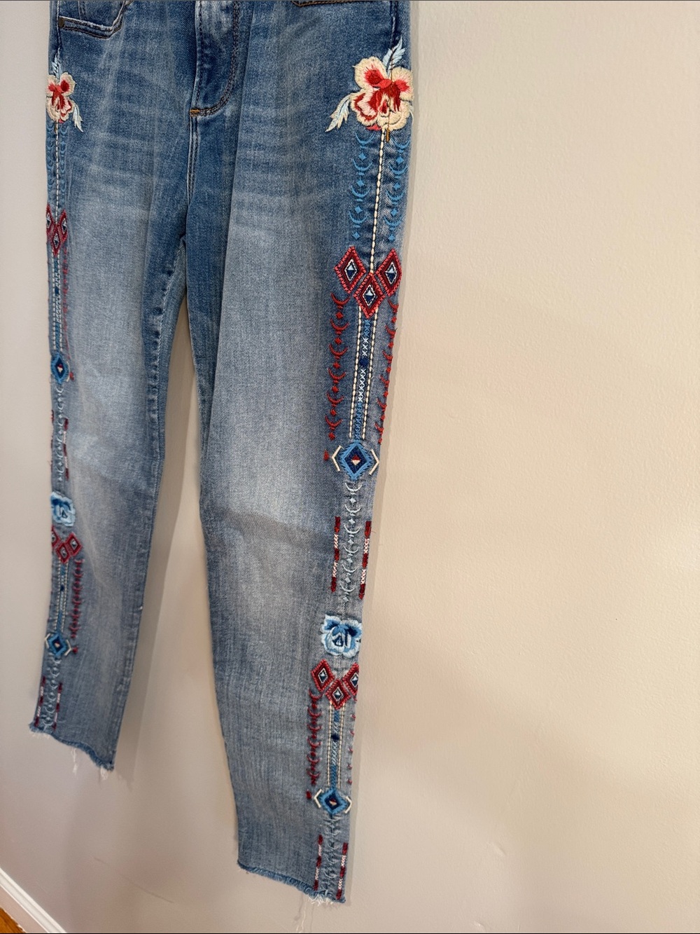 Driftwood Jackie skinny, stretchy floral embroidered frayed hem jeans Size 28 - Picture 10 of 14